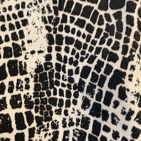 Chico’s Women’s Black and White Printed Platinum Denim Jeans 0 - Picture 8 of 8